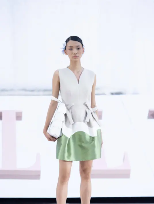 Koleksi terbaru dari Peggy Hartanti terinspirasi dari Hina no Tsuruhu Kazari Festival.  [Foto: Peggy Hartanto.dok]