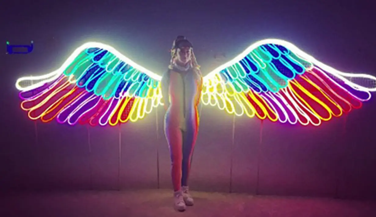 Penyanyi Katy Perry foto di depan instalasi berbentuk sayap dalam festival seni Burning Man di Nevada, AS. Festival tahunan ini telah berjalan 30 tahun.  (Instagram.com/katyperry)