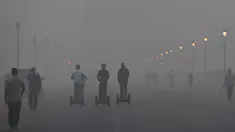 Pejalan kaki menyusuri jalan di tengah kondisi kabut asap tebal di New Delhi (2/11). Tingkat kabut melonjak selama musim dingin di Delhi, ketika kualitas udara melampaui tingkat aman Organisasi Kesehatan Dunia. (AP Photo/Money Sharma)