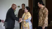 Presiden RI ke lima Megawati Soekarnoputri (tengah) berjabat tangan dengan Presiden Afrika Selatan Jacob Zuma di kediamaan Megawati, Jakarta, Rabu (8/3). (Liputan6.com/Faizal Fanani)