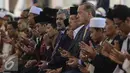 Wakil Presiden Jusuf Kalla dan Presiden Turki Reccep Tayyip Erdogan berdoa usai shalat Jumat di Mesjid Istiqlal, Jakarta, Jumat (31/7/2015). Erdogan berada di Indonesia selama tiga hari dalam rangka kunjungan kenegaraan. (Liputan6.com/Faizal Fanani)