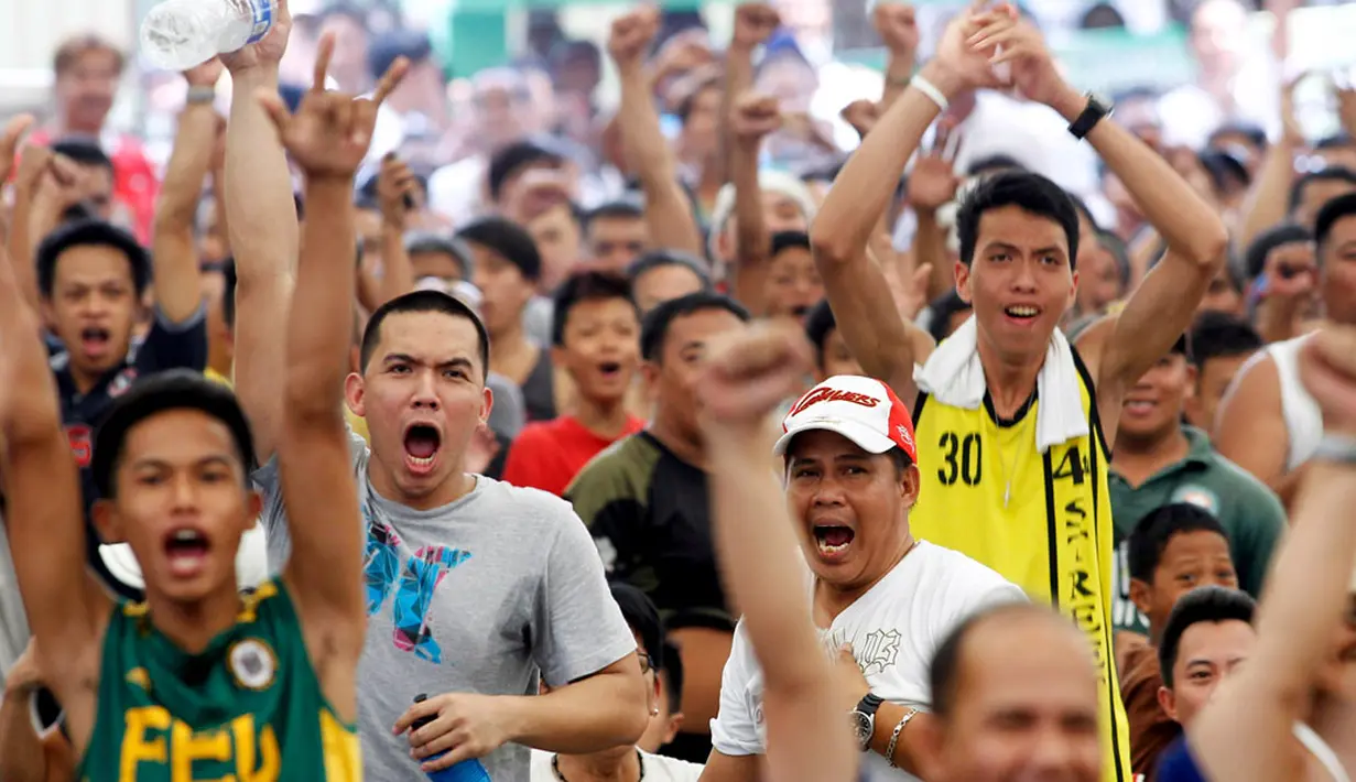 Ribuan warga Filipina bersorak gembira usai petinju kebanggaan mereka, Manny Pacquiao, sukses merebut kembali gelar juara dunia kelas Walter WBO, Minggu (13/4/2014). (REUTERS/Romeo Ranoco)