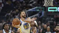 Aksi Stephen Curry ketika Warriors melawan Magic pada lanjutan NBA 2023/2024 (AFP)