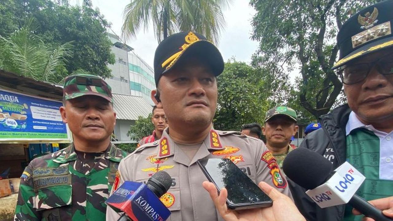 Kapolres Jaksel Pimpin Evakuasi Warga Terdampak Banjir Jakarta Selatan di Pondok Karya