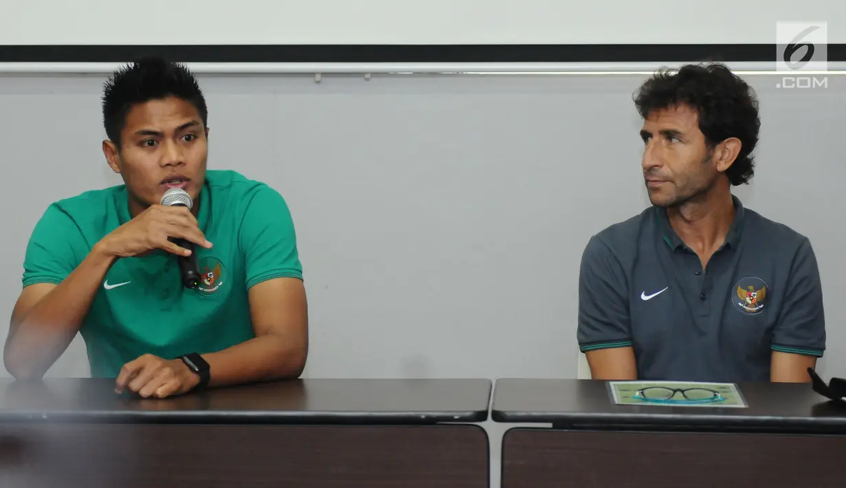 Pemain Timnas Indonesia, Fachrudin (kiri) bersama Luis Milla menjawab pertanyaan jelang keberangkatan di Tangerang, Banten, Senin (5/6). Timnas Indonesia akan melakoni laga uji coba melawan Kamboja dan Puerto Rico. (Liputan6.com/Helmi Fithriansyah)