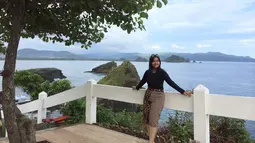Lebby Wilayati saat berlibur ke Pantai Papuma Jember menggunakan kaos panjang hitam yang dipadukan dengan celana pendek motif batik sangat cocok. (Liputan6.com/IG/@lebbywilayati)