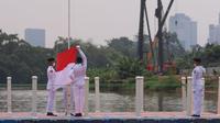 Bendera merah putih berkibar di Sungai Cisadane. ©Liputan6.com/Angga Yuniar