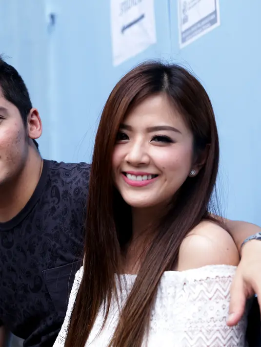 "Dia (Samuel) tuh kebanyakan diemnya, cuek. Apa semua laki-laki jelang nikah gitu ya. Jadi apa yang saya pilih, dia suka, ya gak terlalu sulit sih tapi agak lelah juga ternyata yah," jelas Franda. (Andy Masela/Bintang.com)