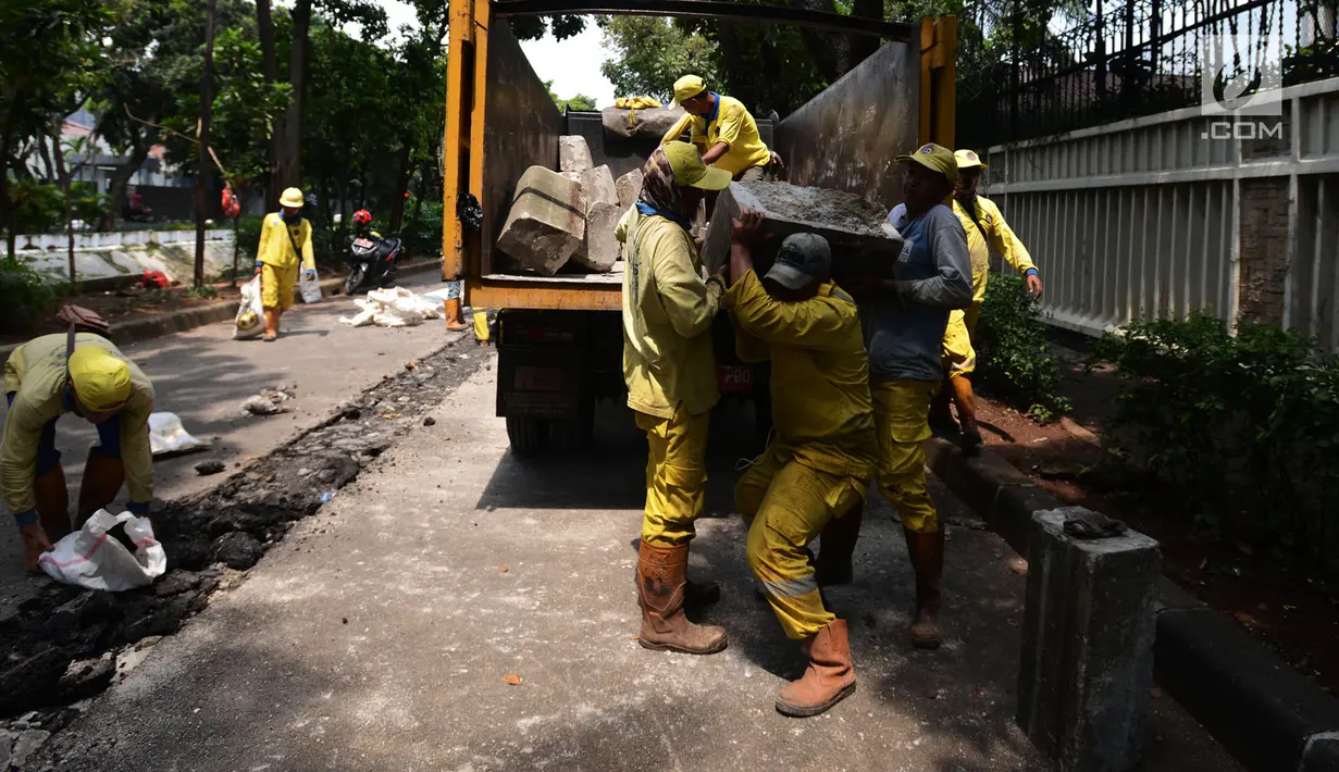 Pekerja membongkar pembatas beton (barrier) di Jalan M Yamin bagian sisi barat, kawasan Menteng,  Jakarta, Rabu (20/1). Pemprov DKI akan membuka kembali jalan itu sebagai akses lalu lintas untuk umum pada 24 maret 2019 mendatang. (merdeka.com/Imam Buhori)