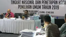 Komisioner KPU RI, Ilham Saputra (kiri) memimpin rapat Rekapitulasi Hasil Penghitungan Perolehan Suara Tingkat Nasional dan Penetapan Hasil Pemilihan Umum Tahun 2019, Jakarta, Rabu (7/5/2019). (Liputan6.com/Helmi Fithriansyah)