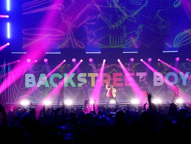 Personil Backstreet Boys Brian Littrell, Nick Carter, AJ McLean, Kevin Richardson, dan Howie Dorough saat tampil di atas panggung selama Jingle Ball 2022 iHeartRadio KISS108 di TD Garden di Boston, Massachusetts (11/12/2022).  (Adam Glanzman/ Getty Images untuk iHeartRadio/AFP)