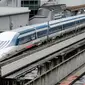 Kereta Maglev (levitasi magnetik) meninggalkan peron untuk uji coba di jalur eksperimental di Tsuru, 100 km barat Tokyo, pada 11 Mei 2010. (Dok: AFP)