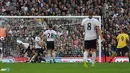 Tendangan keras Lukas Podolski berhasil membobol gawang Fulham pada pertandingan Liga Inggris antara Fulham melawan Arsenal di Stadion Craven Cottage, London Sabtu 24 Agustus 2013. (AFP/Carl Court)