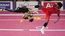 Pemain Tim Sepak Takraw Indonesia, Muhammad Hardiansyah (kanan) berusaha memblokir bola tendangan Pemain Tim Sepak Takraw Malaysia, Muhammad Noraizat pada laga final nomor ganda putra perorangan sepak takraw SEA Games 2023 di Olympic Stadium, Phnom Penh, Kamboja, Senin (15/05/2023). Indonesia berhasil menang dengan skor skor 14-21, 21-16, dan 21-13. (AP Photo/Tatan Syuflana)