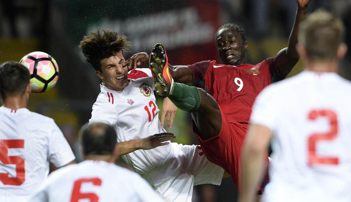 Striker Portugal, Eder, berusaha melewati hadangan pemain Gibraltar. Empat gol Portugal lainnya terjadi pada babak kedua. (AFP/Miguel Riopa) 