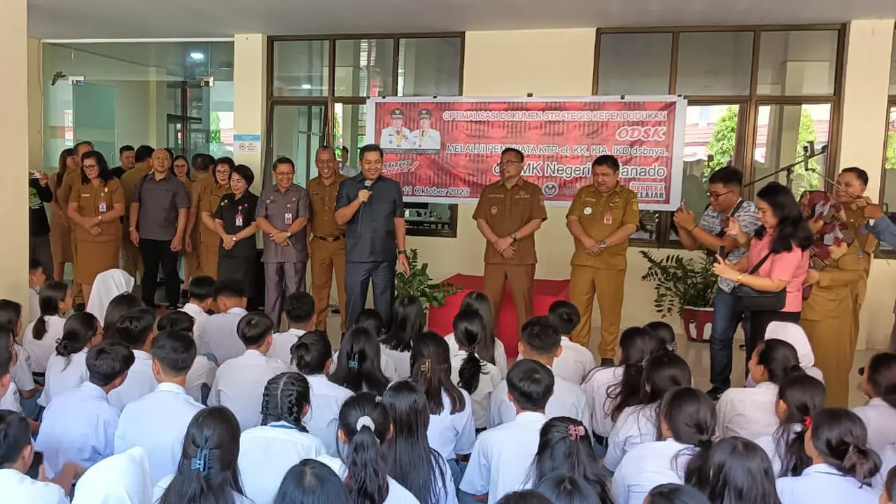 Wagub Sulut Steven Kandouw, Selasa (10/10/2023), saat memberikan arahan bagi siswa SMKN 1 Manado terkait peluang untuk bekerja di luar negeri. (Foto: Yoseph Ikanubun/Liputan6.com)