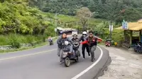 Dilansir akun Instagram @mabscoot, Rabu (25/11/2020), sebuah video memperlihatkan seorang pria paruh baya harus menuntun Vespa yang digunakan karena mogok.