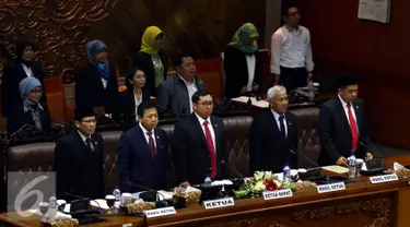 Ketua DPR Setya Novanto (kedua kanan), bersama keempat Wakil Ketua DPR, Taufiq Kurniawan, Fadli Zon, Agus Hermanto, Fahri Hamzah (ki-ka) dalam memimpin Sidang Paripurna, Jakarta, Senin (16/11/2015). (Liputan6.com/Johan Tallo)