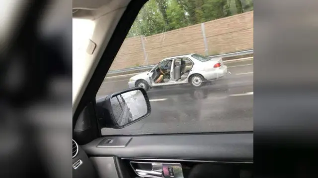 Kejadian absurd bisa datang secara tiba-tiba, terkadang tak dapat diabadikan lewat jepretan kamera.