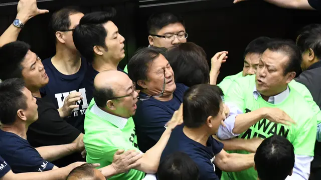 Legislator Taiwan Saling Adu Jotos di Tengah Sidang