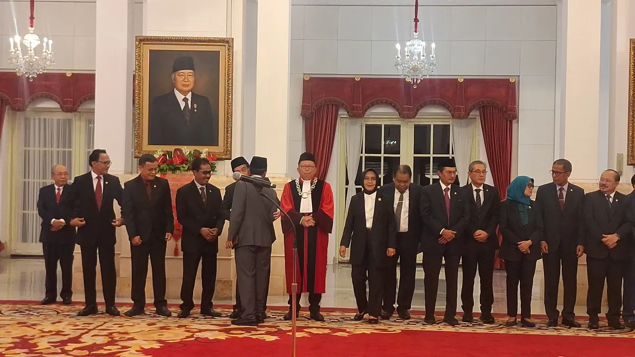 Menteri Koordinator Bidang Politik, Hukum, dan Keamanan Mahfud Md bersalaman dengan hakim konstitusi Anwar Usman (Liputan6.com/Lizsa Egaham)
