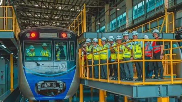 Kaisar Jepang Naruhito saat mengunjungi MRT Jakarta, Jumat, 18 Juni 2023. (Foto: Instagram @mrtjkt)