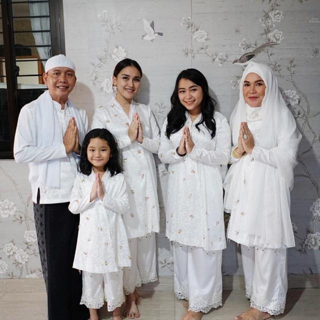 Ayu Ting Ting Dan Keluarga Batal Umrah Karena Corona Covid 19 Showbiz Liputan6 Com