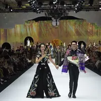 Koleksi terbaru Denny Wirawan mengangkat batik Kudus. (Istimewa)