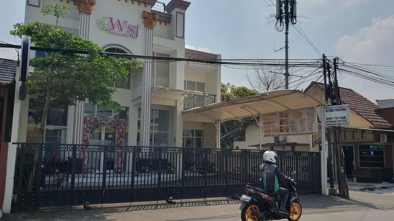 Lokasi klinik kecantikan yang berada di Jalan Ridwan Rais, Beji, Depok. (Liputan6.com/Dicky Agung Prihanto)