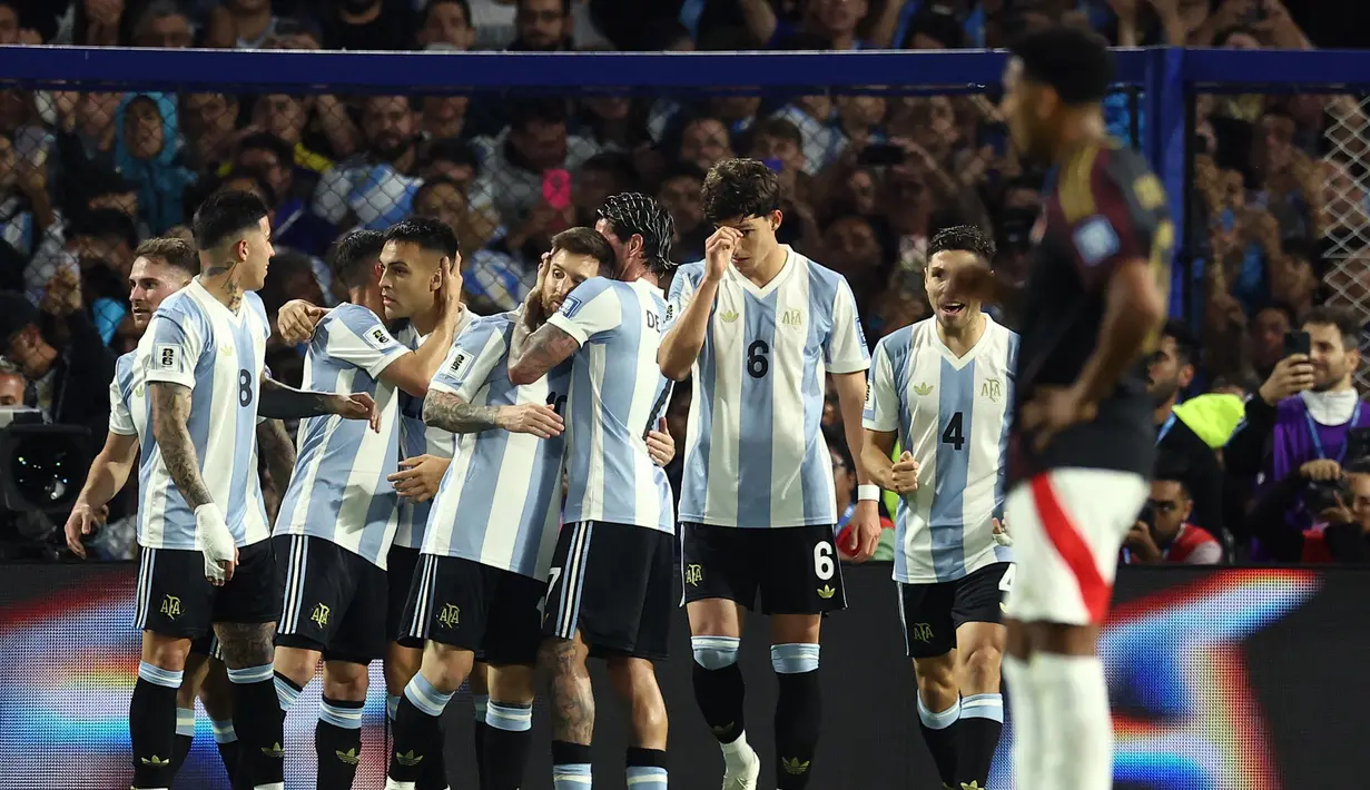 Penyerang Argentina, Lautaro Martinez (keempat kiri) merayakan gol saat pertandingan ke-12 kualifikasi Piala Dunia 2026 zona Amerika Selatan atau Conmebol melawan Peru di stadion La Bombonera, Buenos Aires pada Selasa 19 November 2024 waktu setempat atau Rabu 20 November 2024 pagi Waktu Indonesia Barat. (ALEJANDRO PAGNI/AFP)