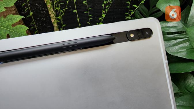 S Pen Galaxy Tab S8 Plus dan dudukannya yang diletakkan di bodi belakang perangkat (Liputan6.com/ Agustin Setyo W).