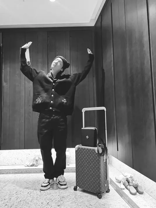Paduan knit cardigan dan celana panjang dari J-Hope BTS bisa jadi airport look yang nyaman [@uarmyhope]