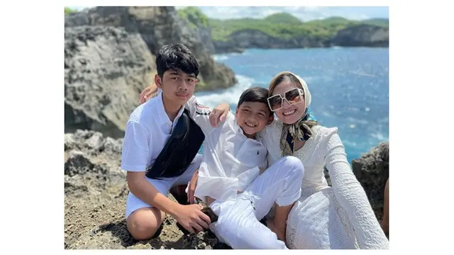 6 Potret Dine Mutiara dan Buah Hati, Kini Jadi Anak Sambung Sahrul Gunawan