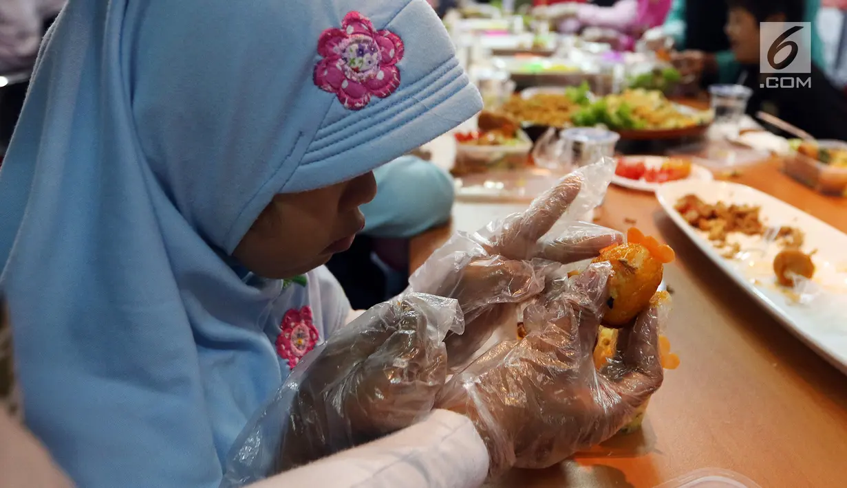 Anggota komunitas penyandang disabilitas, down syndrome, dan rungu wicara mengikuti program kreativitas menghias Bekal Nusantara di Museum Naskah Proklamasi, Jakarta, Sabtu (14/9/2019). Kegiatan ini program CSR Belantara Budaya bekerja sama dengan Aston at Kuningan Suites. (Liputan6.com/JohanTallo)