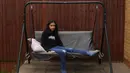 Niva Thakrar (13) yang kehilangan ayahnya karena virus corona Covid-19, berpose di rumahnya di barat laut London, 5 Juli 2021. "Saya masih mencoba melakukan apa yang biasa kami lakukan sebelumnya, tetapi itu tidak sama," kata Thakrar. (AP Photo/Thanassis Stavrakis)