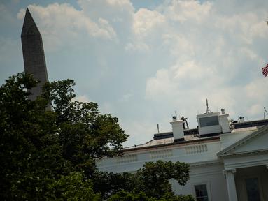Bendera Amerika Serikat berkibar setengah tiang di Gedung Putih, Washington DC, Minggu (4/8/2019). Presiden Donald Trump memerintahkan pengibaran bendera setengah tiang di semua gedung pemerintah untuk mengenang korban tewas dalam dua penembakan massal di El Paso, Texas, dan Ohio. (Eric BARADAT/AFP)