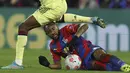 Penyerang Crystal Palace, Jordan Ayew berebut bola dengan gelandang Arsenal, Thomas Partey pada pertandingan lanjutan Liga Inggris di stadion Selhurst Park di London, Inggris, Selasa (5/4/2022). Crystal Palace menang telak atas Arsenal 3-0. (AP Photo/Ian Walton)