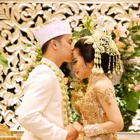 Kisah cinta pasangan Karina Salim dan Aldy Primanda akhirnya diresmikan. Setelah delapan tahun pacaran, pasangan ini akhirnya meresmikan hubungannya, Sabtu (18/3) pagi. (Adrian Putra/Bintang.com)