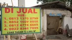 Spanduk berisi informasi penjualan terpasang di bekas bangunan rumah makan yang berada di Jalur Pantura, Jawa Barat, Sabtu (8/6/2019). Banyak rumah makan yang bangkrut sejak pemudik lebih memilih melalui Jalan Tol Cipali yang merupakan bagian dari Tol Trans Jawa. (Liputan6.com/Immanuel Antonius)