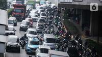 Sejumlah kendaraan terjebak kemacetan di Jalan Gatot Subroto, Jakarta, Rabu (31/8/2022). Kepala Dinas Perhubungan (Kadishub) DKI Jakarta Syafrin Liputo mengatakan pihaknya bakal melakukan uji coba pengaturan jam kantor sebagai upaya menekan kemacetan di Ibu Kota. Keputusan itu diambil setelah dilakukan forum group discussion (FGD) dengan sejumlah pihak terkait. (Liputan6.com/Faizal Fanani)