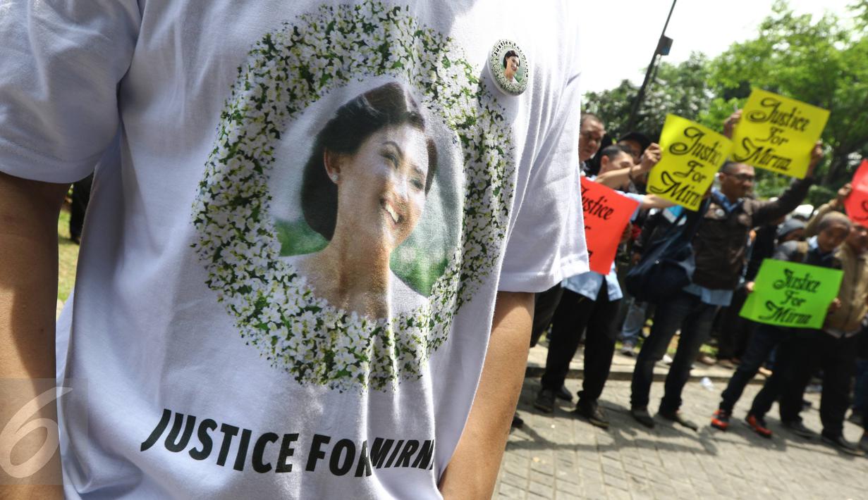 Pendukung Mirna mengenakan kaos bertuliskan 'Justice for Mirna' jelang sidang vonis di PN Jakarta Pusat, Kamis (27/10). Para pendukung Mirna berharap terdakwa Jesicca Wongso divonis mati. (Liputan6.com/Helmi Afandi)
