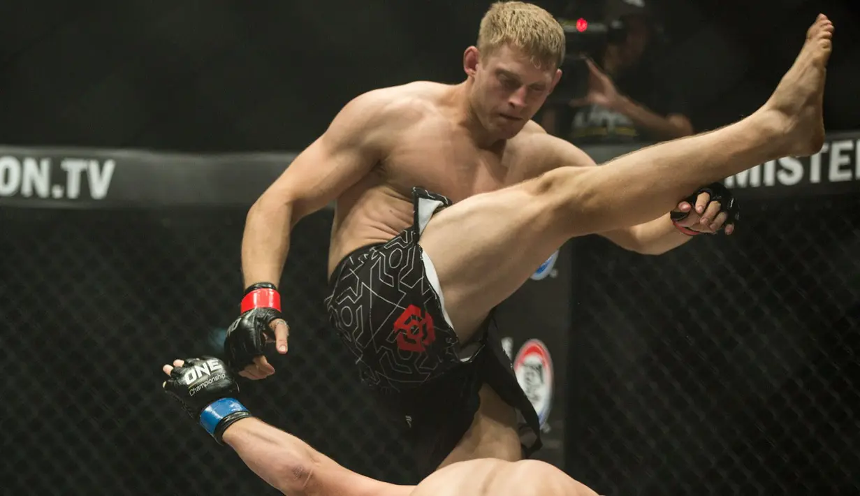 Marin Prachino petarung Polandia melayangkan tendangan ke arah lawannya di laga tarung bebas MMA bertajuk One Championship di Jakarta. (Bola.com/Peksi Cahyo)