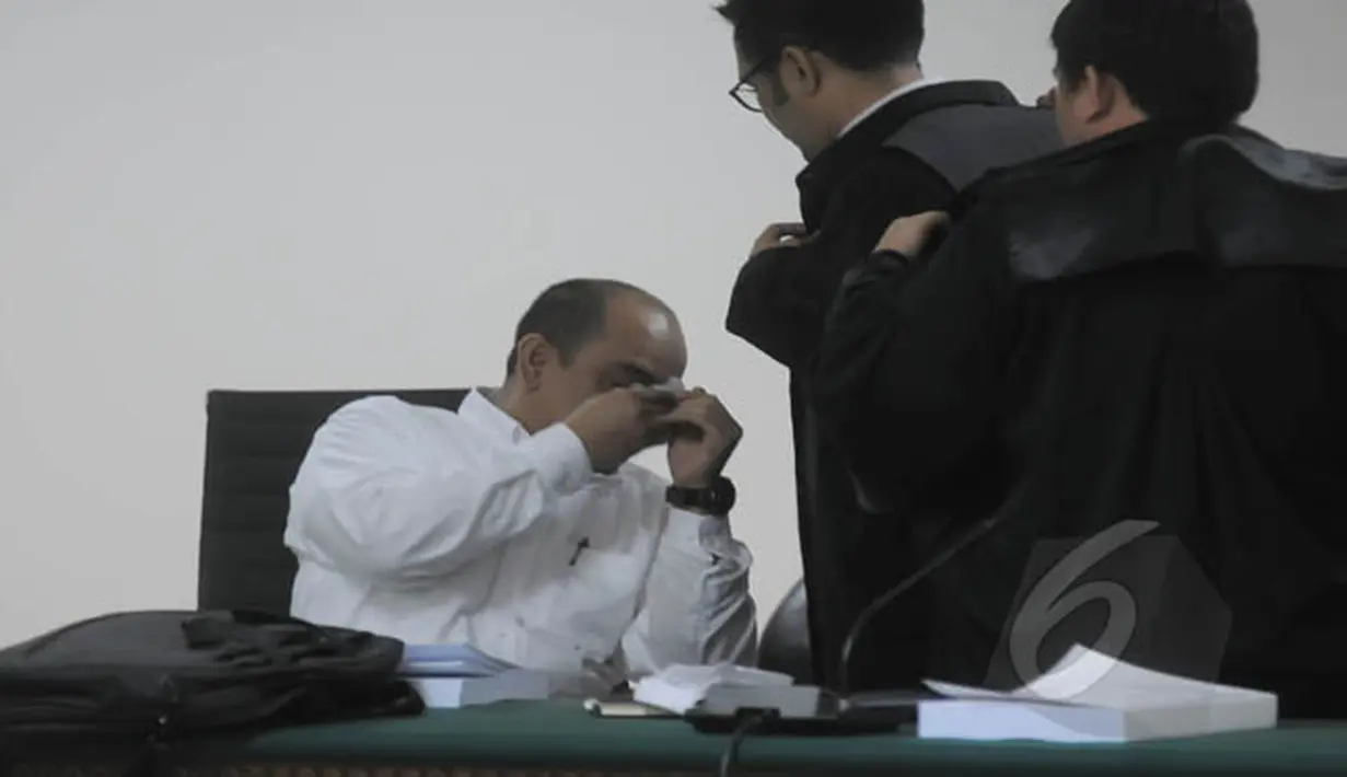 Terdakwa Gulat Medali Emas Manurung terlihat menangis usai jaksa menuntut dirinya dengan pidana penjara 4 tahun 6 bulan di Pengadilan Tipikor, Jakarta, Kamis (5/2/2015). (Liputan6.com/Herman Zakharia)