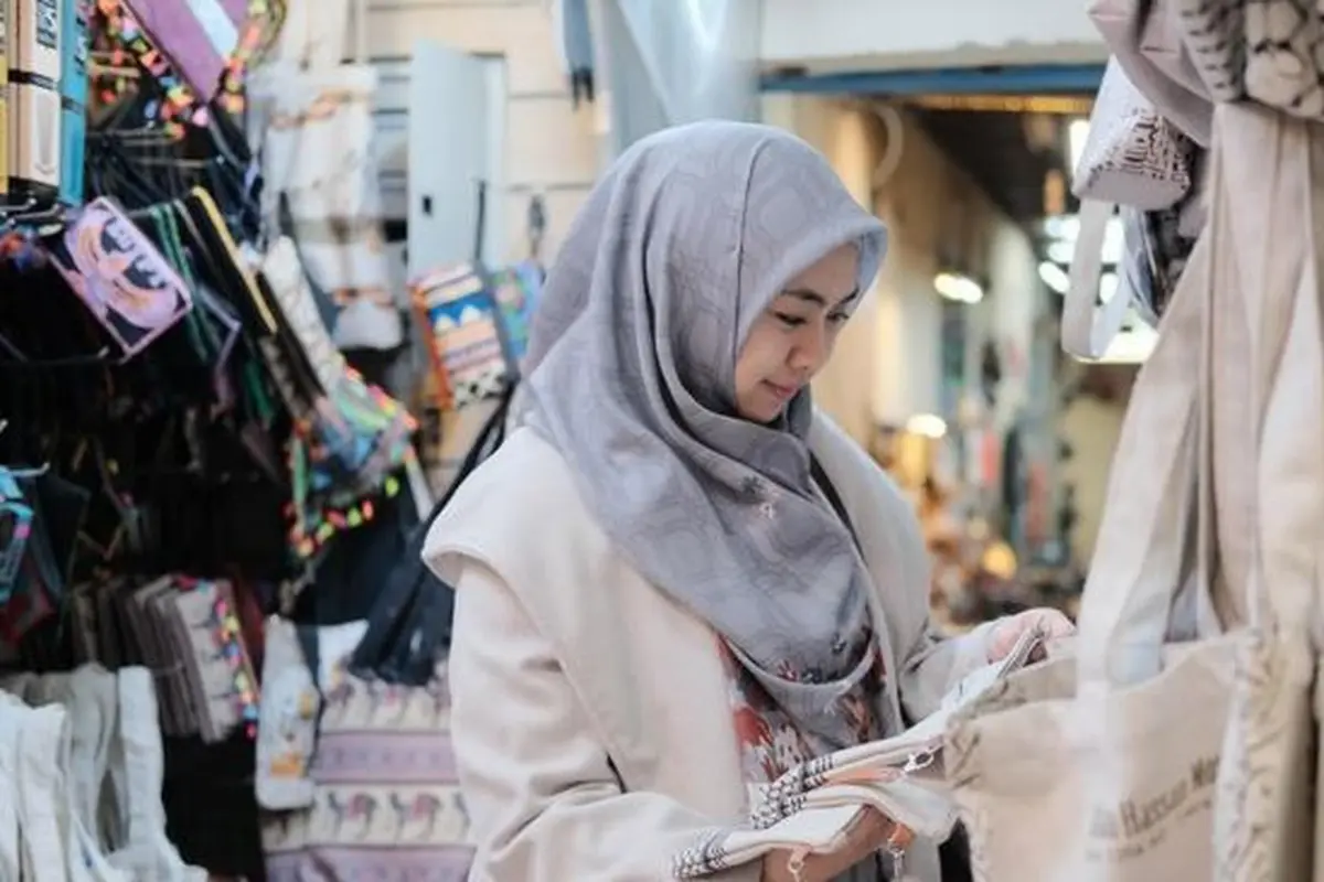 Potret Oki Setiana Dewi Asyik Belanja di Pasar Khan El Khalili. (instagram/okisetianadewi)