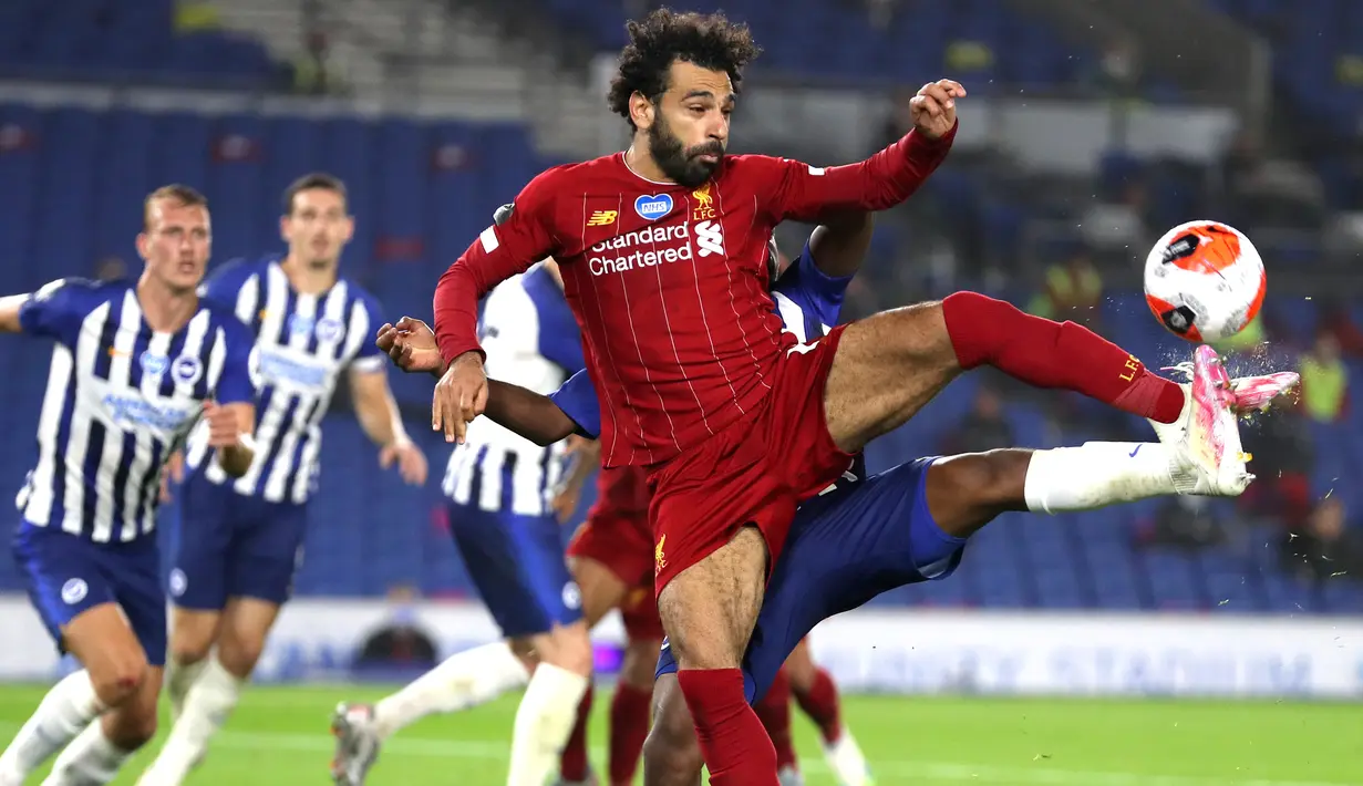 Gelandang Liverpool, Mohamed Salah, mengontrol bola saat menghadapi Brighton pada laga lanjutan Premier League pekan ke-34 di Stadion Falmer, Kamis (9/7/2020) dini hari WIB. Liverpool menang 3-1 atas Brighton. (AFP/Catherine Ivill/pool)