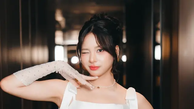 Potret Zee Asadel Tampil Manis Bak Ballerina dengan Mini Dress Putih Saat Hadiri Premiere Danur: The Last Chapter