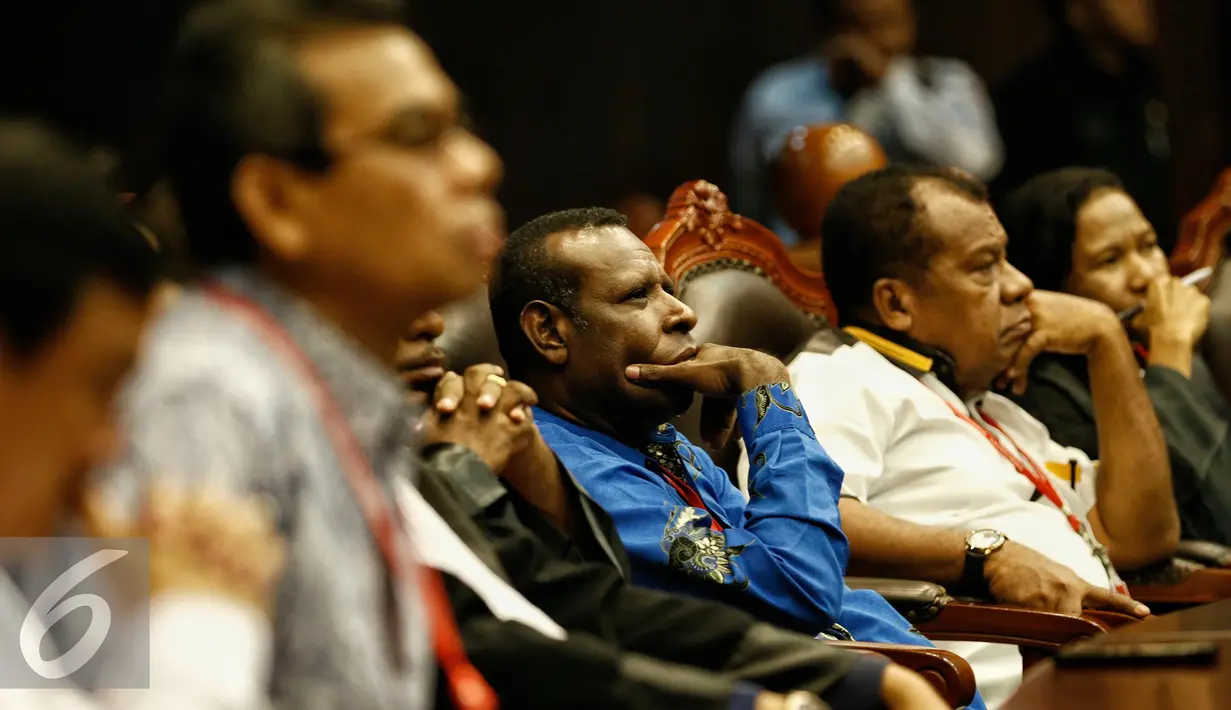 Pemohon saat mengikuti sidang putusan 3 gugatan perkara PHP kepala daerah 2015, Jakarta, Senin (22/2). Ketiga permohonan gugatan yang akan diputus adalah Kabupaten Halmahera Selatan, Mamberamo Raya, dan Kuantan Singingi. (Liputan6.com/Faizal Fanani)