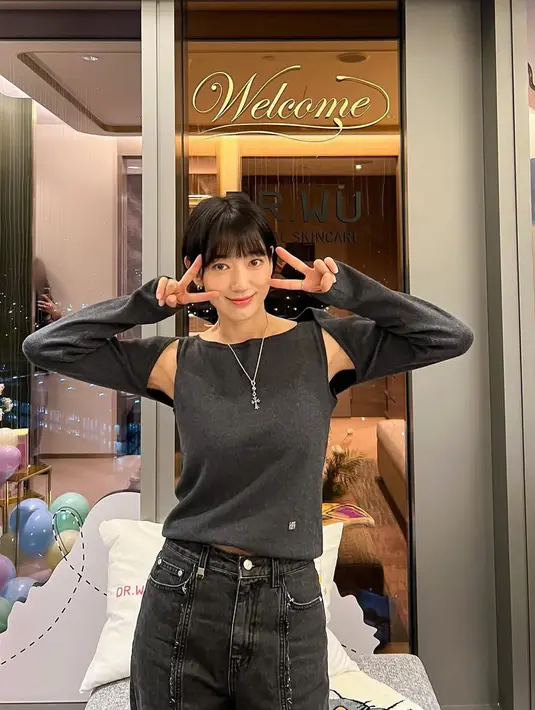 <p>Saat itu ia mengenakan atasan sleeveless abu-abu dipadukan jaket lengan panjang. Dipadukan celana denim. [@ssinz7]</p>