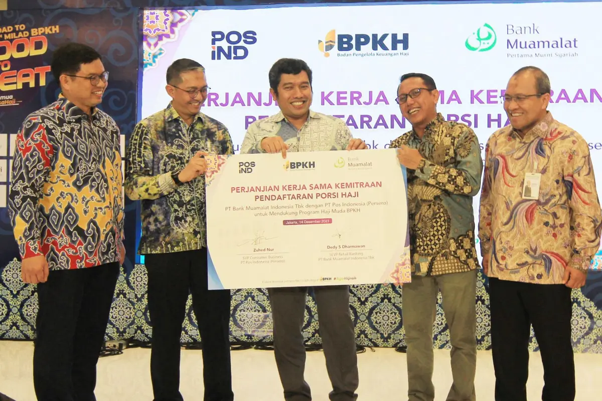 Penandatanganan Perjanjian Kerja Sama (PKS) kemitraan pendaftaran porsi haji reguler antara Bank Muamalat dan Pos Indonesia di Jakarta, Kamis (14/12/2023). (Dok Muamalat)