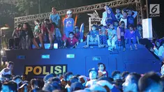 Warga menyaksikan hiburan di atas mobil barracuda pada malam puncak peringatan HUT DKI Jakarta ke-492 di Bundaran HI Jakarta, Sabtu, (22/6/2019). Peringatan HUT Jakarta yang dibuka Gubernur DKI Jakarta Anies Baswedan dikemas dalam konsep ekonomi kreatif dan seni. (Liputan6.com/Immanuel Antonius)